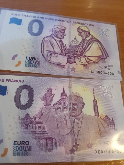 Banknoty 0 euro Benedykt i XVI Franciszek oraz Franciszek