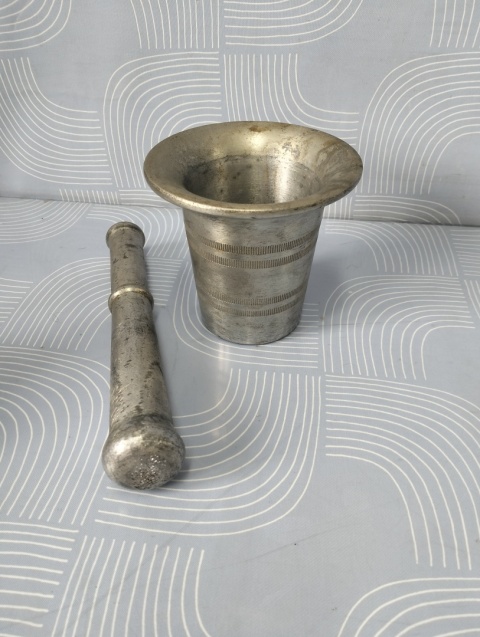 Duży moździerz aluminiowy z tłuczkiem.