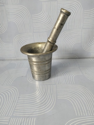 Duży moździerz aluminiowy z tłuczkiem.