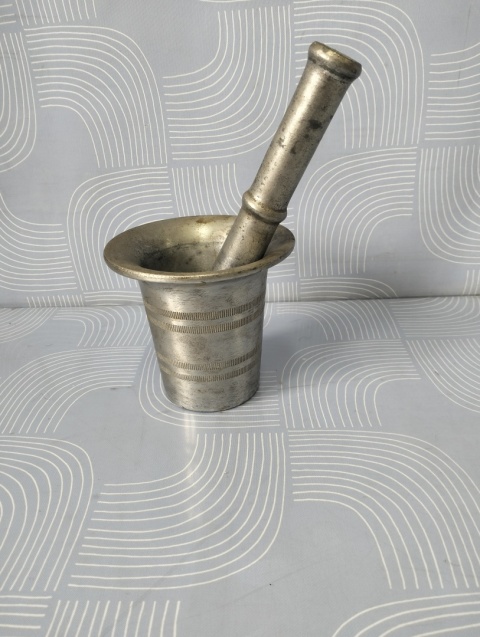 Duży moździerz aluminiowy z tłuczkiem.