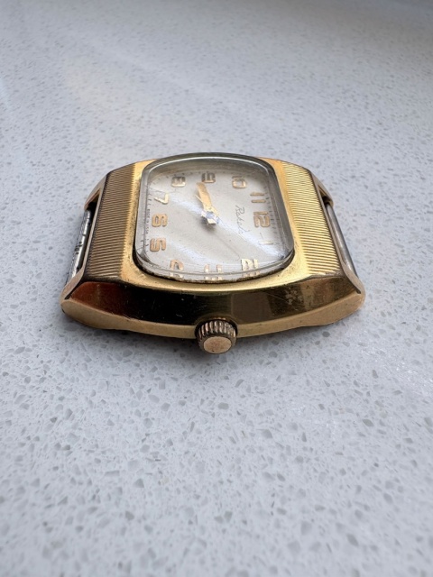 Stary zegarek nakręcany Raketa