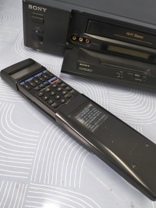 Video Sony SLV-E80VP. Pilot w zestawie
