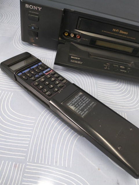 Video Sony SLV-E80VP. Pilot w zestawie