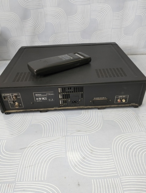 Video Sony SLV-E80VP. Pilot w zestawie