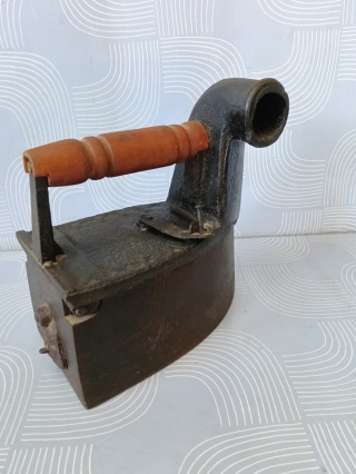 Antyczne żelazko na węgiel