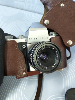 Stary aparat fotograficzny Praktica z obiektywem Meyer-Optik
