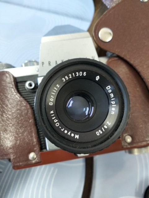 Stary aparat fotograficzny Praktica z obiektywem Meyer-Optik
