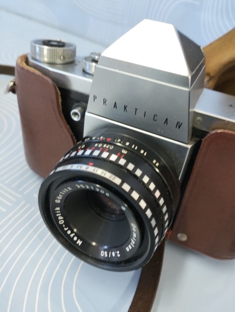 Stary aparat fotograficzny Praktica z obiektywem Meyer-Optik
