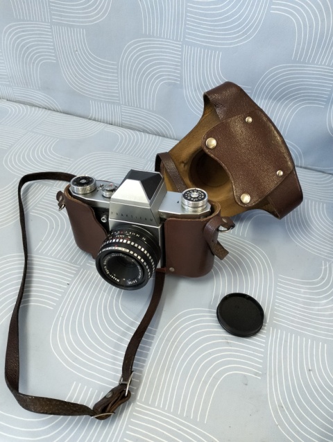 Stary aparat fotograficzny Praktica z obiektywem Meyer-Optik
