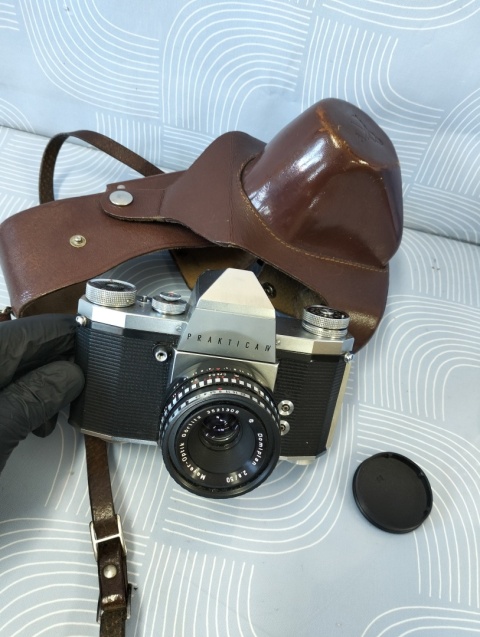 Stary aparat fotograficzny Praktica z obiektywem Meyer-Optik