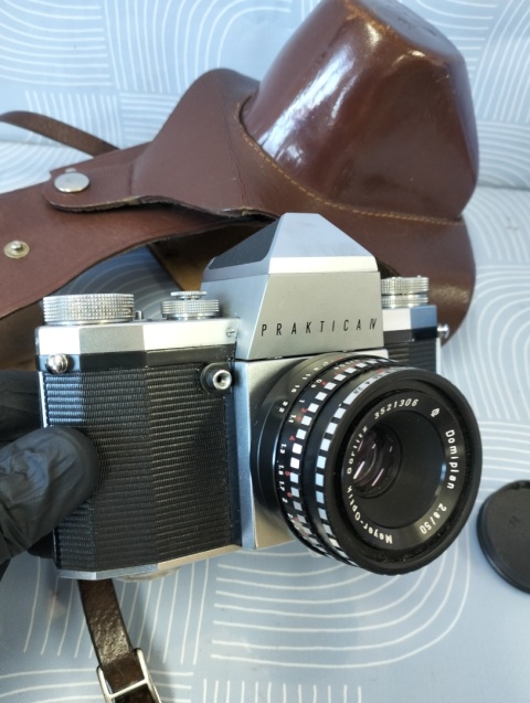 Stary aparat fotograficzny Praktica z obiektywem Meyer-Optik