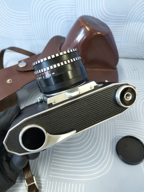 Stary aparat fotograficzny Praktica z obiektywem Meyer-Optik