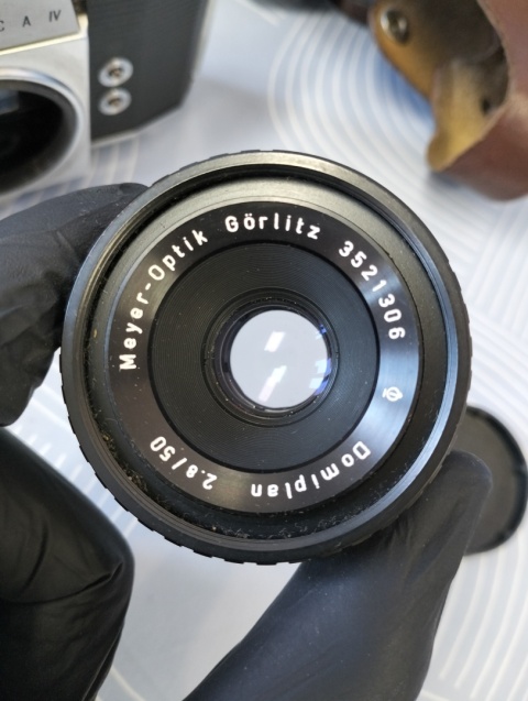Stary aparat fotograficzny Praktica z obiektywem Meyer-Optik