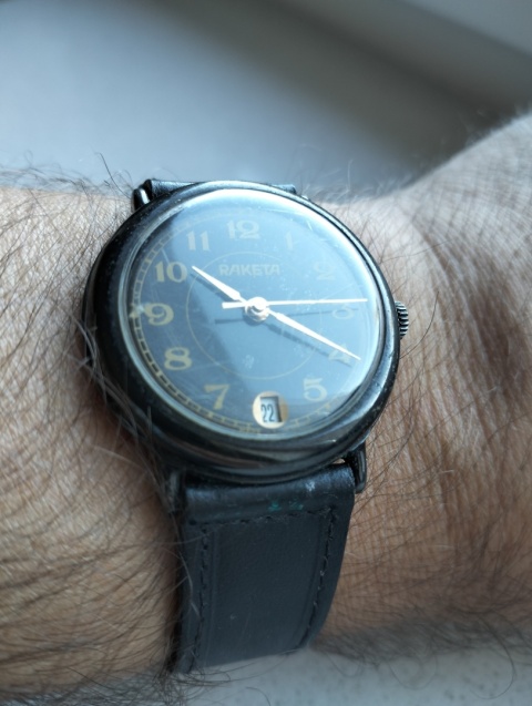Stary zegarek nakręcany Raketa