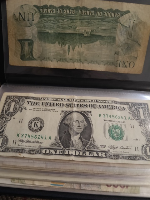 Klaser z banknotami 20 sztuk