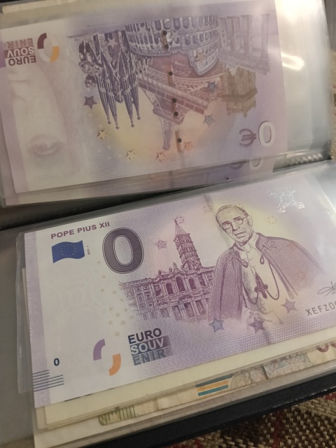 Klaser z banknotami 20 sztuk