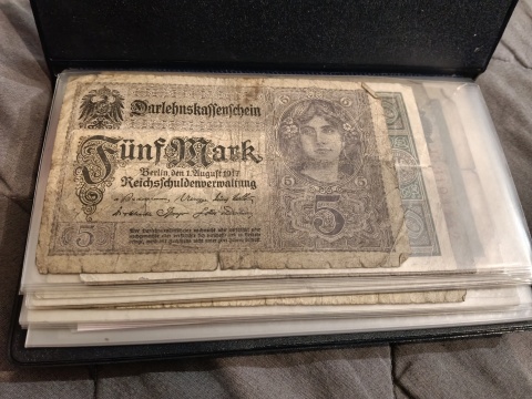 Klaser z banknotami 22 sztuki