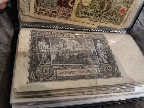 Klaser z banknotami 22 sztuki
