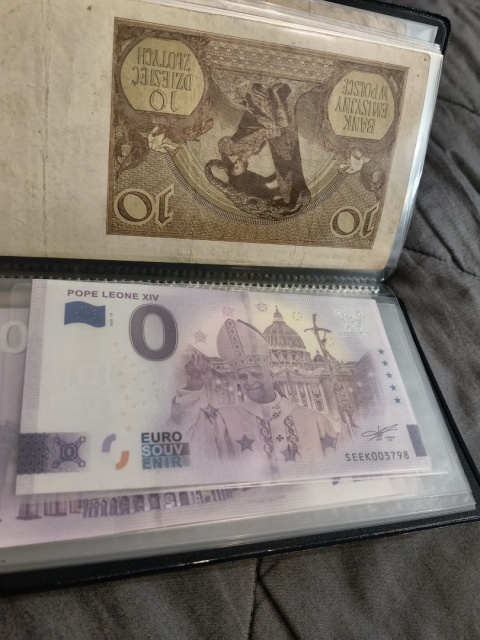Klaser z banknotami 22 sztuki