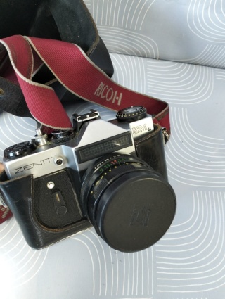 Stary aparat fotograficzny Zenit z obiektywem