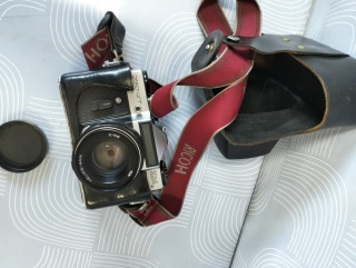 Stary aparat fotograficzny Zenit z obiektywem