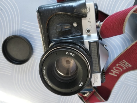 Stary aparat fotograficzny Zenit z obiektywem