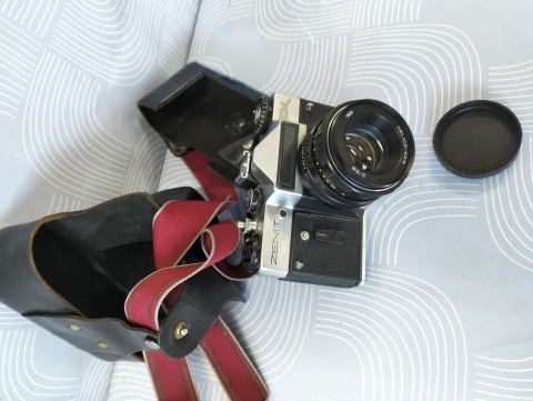 Stary aparat fotograficzny Zenit z obiektywem