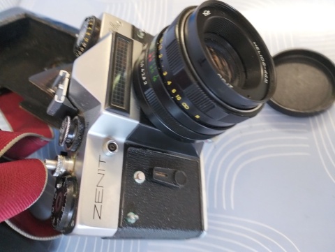Stary aparat fotograficzny Zenit z obiektywem