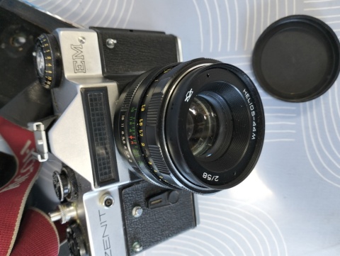 Stary aparat fotograficzny Zenit z obiektywem