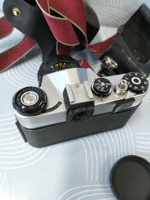Stary aparat fotograficzny Zenit z obiektywem