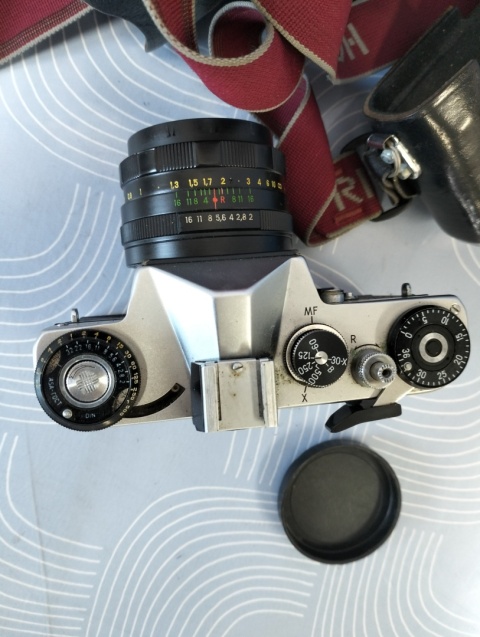 Stary aparat fotograficzny Zenit z obiektywem