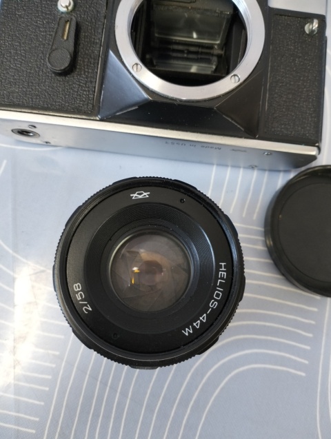 Stary aparat fotograficzny Zenit z obiektywem