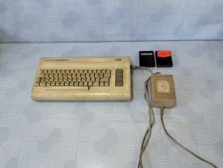 Stary komputer Commodore 64 z zasilaczem