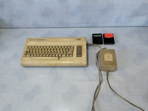 Stary komputer Commodore 64 z zasilaczem