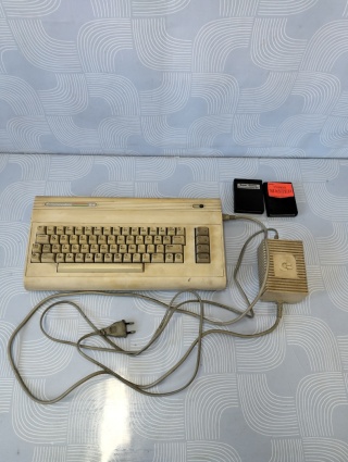 Stary komputer Commodore 64 z zasilaczem