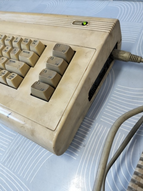 Stary komputer Commodore 64 z zasilaczem