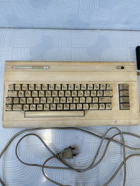 Stary komputer Commodore 64 z zasilaczem