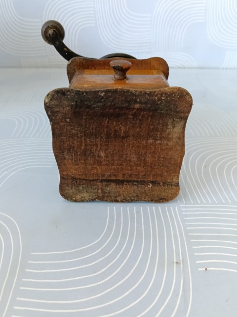Mały drewniany młynek M54