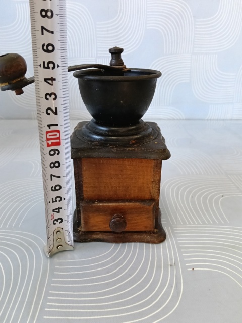 Mały drewniany młynek M54