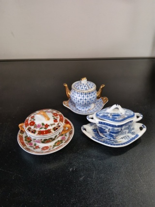 Trzy mini wazy Art porcelain