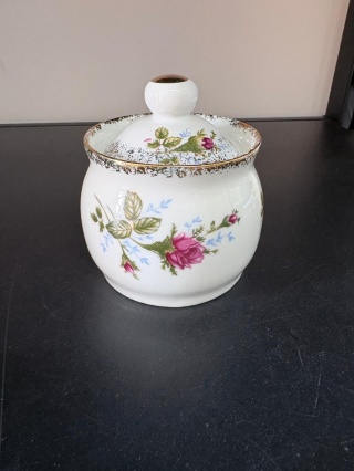 Porcelanowa cukierniczka z różą
