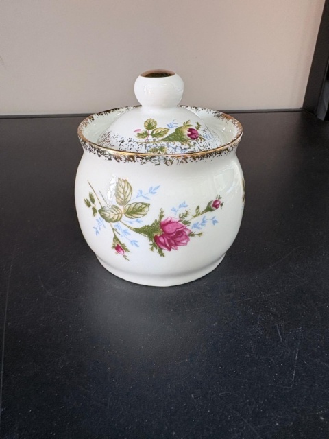 Porcelanowa cukierniczka z różą