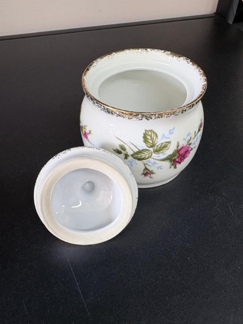 Porcelanowa cukierniczka z różą