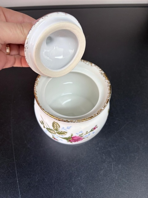 Porcelanowa cukierniczka z różą