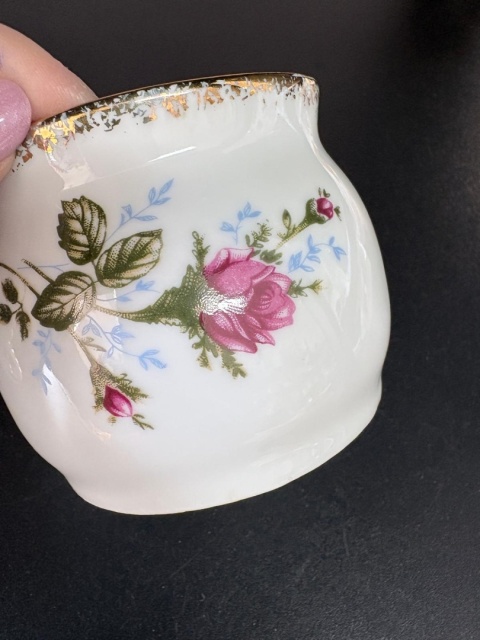 Porcelanowa cukierniczka z różą
