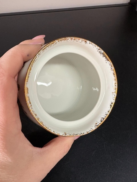 Porcelanowa cukierniczka z różą