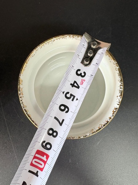 Porcelanowa cukierniczka z różą