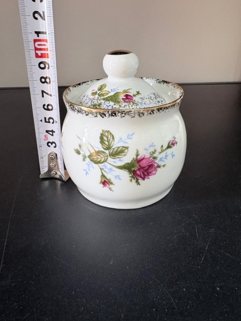Porcelanowa cukierniczka z różą