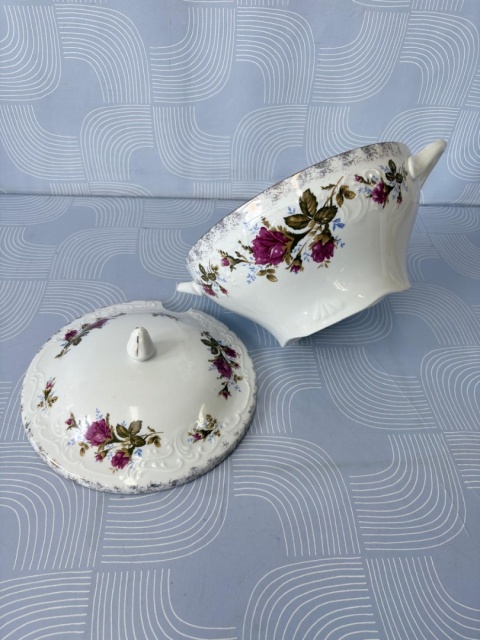 Porcelanowa waza z różą