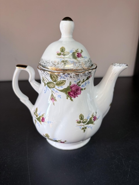 Porcelanowy czajniczek z różą